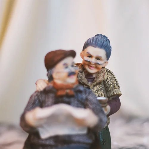 726898942_Old-Couple-Lovely-Figurine Gift_1.jpg